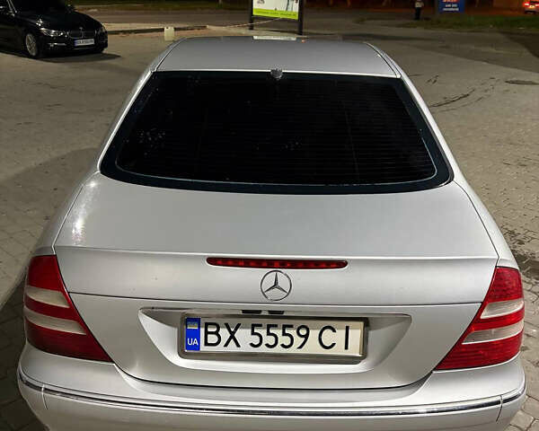 Мерседес Е-Клас 2004 у Каменце-Подольском на Automoto.ua Сірий Мерседес Е-Клас, об'ємом двигуна 2.6 л та пробігом 321 тис. км за 4999 $, фото 6 на Automoto.ua