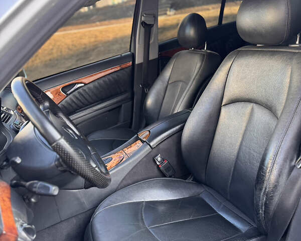 Серый Мерседес Е-Класс, объемом двигателя 3.22 л и пробегом 408 тыс. км за 8200 $, фото 4 на Automoto.ua