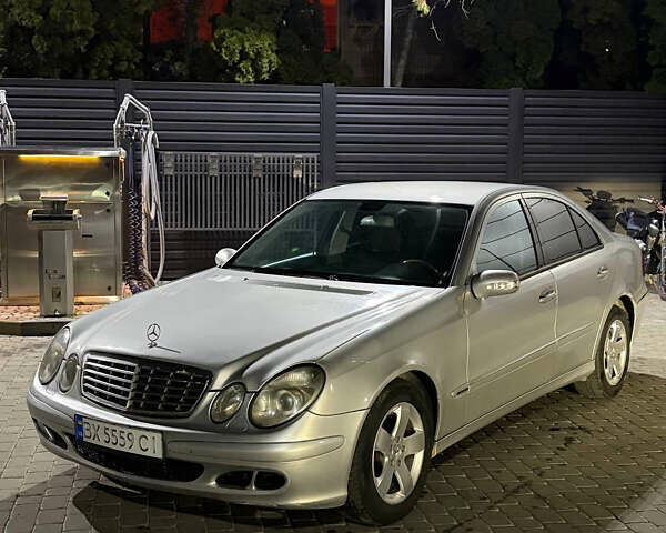 Мерседес Е-Клас 2004 у Каменце-Подольском на Automoto.ua Сірий Мерседес Е-Клас, об'ємом двигуна 2.6 л та пробігом 321 тис. км за 4999 $, фото 2 на Automoto.ua