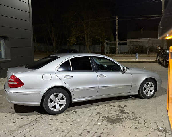 Мерседес Е-Клас 2004 у Каменце-Подольском на Automoto.ua Сірий Мерседес Е-Клас, об'ємом двигуна 2.6 л та пробігом 321 тис. км за 4999 $, фото 9 на Automoto.ua