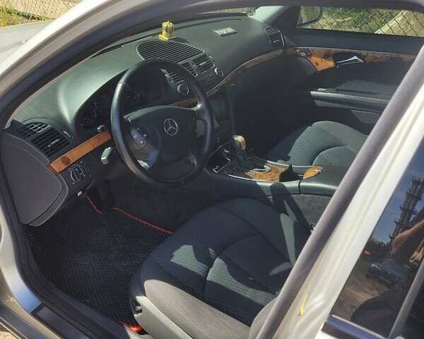 Сірий Мерседес Е-Клас, об'ємом двигуна 2.15 л та пробігом 350 тис. км за 7500 $, фото 4 на Automoto.ua