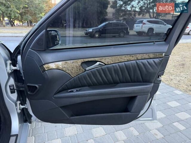 Серый Мерседес Е-Класс, объемом двигателя 2.99 л и пробегом 300 тыс. км за 8400 $, фото 47 на Automoto.ua