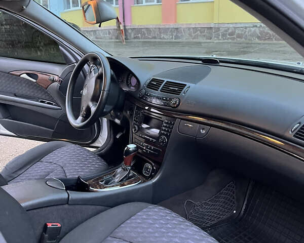 Серый Мерседес Е-Класс, объемом двигателя 2.2 л и пробегом 448 тыс. км за 6400 $, фото 10 на Automoto.ua