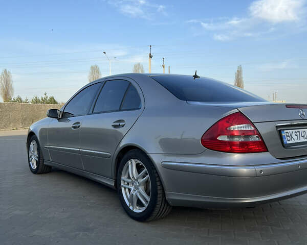 Серый Мерседес Е-Класс, объемом двигателя 3 л и пробегом 362 тыс. км за 8500 $, фото 6 на Automoto.ua