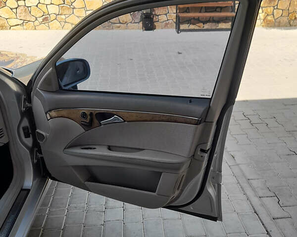 Сірий Мерседес Е-Клас, об'ємом двигуна 3.22 л та пробігом 352 тис. км за 8750 $, фото 8 на Automoto.ua