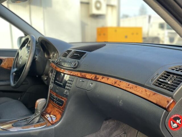 Серый Мерседес Е-Класс, объемом двигателя 2.2 л и пробегом 340 тыс. км за 3200 $, фото 3 на Automoto.ua