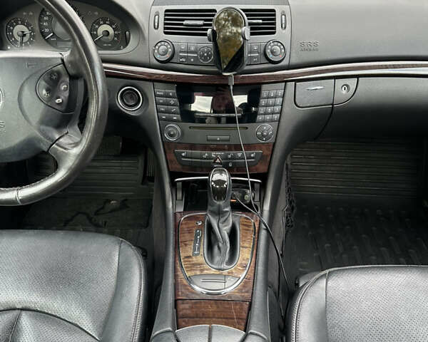 Мерседес Е-Клас 2005 у Львові на Automoto.ua Сірий Мерседес Е-Клас, об'ємом двигуна 1.8 л та пробігом 217 тис. км за 7000 $, фото 17 на Automoto.ua