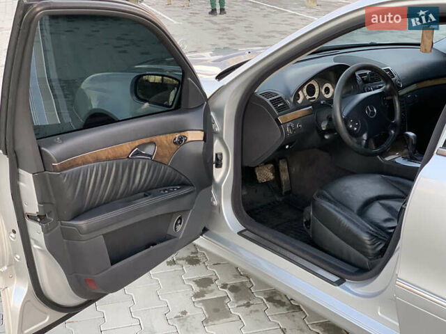 Серый Мерседес Е-Класс, объемом двигателя 3.2 л и пробегом 367 тыс. км за 8000 $, фото 13 на Automoto.ua