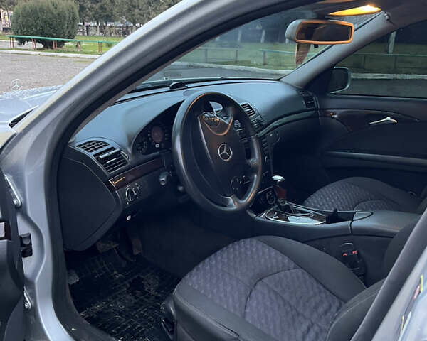 Серый Мерседес Е-Класс, объемом двигателя 2.2 л и пробегом 448 тыс. км за 6400 $, фото 9 на Automoto.ua