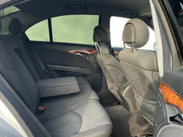 Серый Мерседес Е-Класс, объемом двигателя 2.2 л и пробегом 340 тыс. км за 3200 $, фото 5 на Automoto.ua