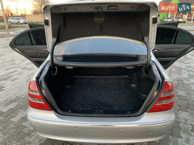 Серый Мерседес Е-Класс, объемом двигателя 3.2 л и пробегом 367 тыс. км за 8000 $, фото 24 на Automoto.ua
