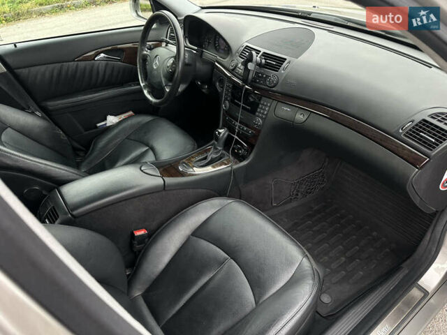 Мерседес Е-Клас 2005 у Львові на Automoto.ua Сірий Мерседес Е-Клас, об'ємом двигуна 1.8 л та пробігом 217 тис. км за 7000 $, фото 11 на Automoto.ua