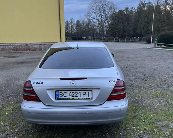 Серый Мерседес Е-Класс, объемом двигателя 2.2 л и пробегом 448 тыс. км за 6400 $, фото 5 на Automoto.ua