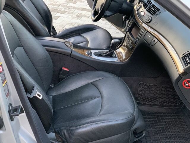 Серый Мерседес Е-Класс, объемом двигателя 3.2 л и пробегом 367 тыс. км за 8000 $, фото 5 на Automoto.ua