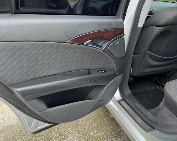 Сірий Мерседес Е-Клас, об'ємом двигуна 2.15 л та пробігом 448 тис. км за 6500 $, фото 12 на Automoto.ua