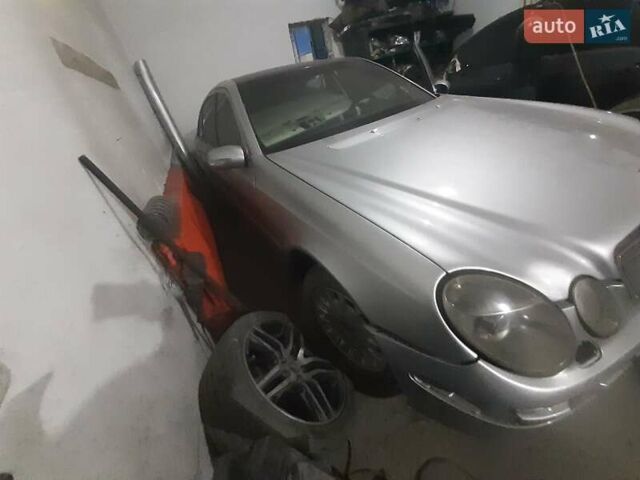 Серый Мерседес Е-Класс, объемом двигателя 2.1 л и пробегом 200 тыс. км за 2100 $, фото 2 на Automoto.ua