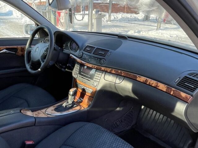 Серый Мерседес Е-Класс, объемом двигателя 2.2 л и пробегом 300 тыс. км за 3300 $, фото 4 на Automoto.ua