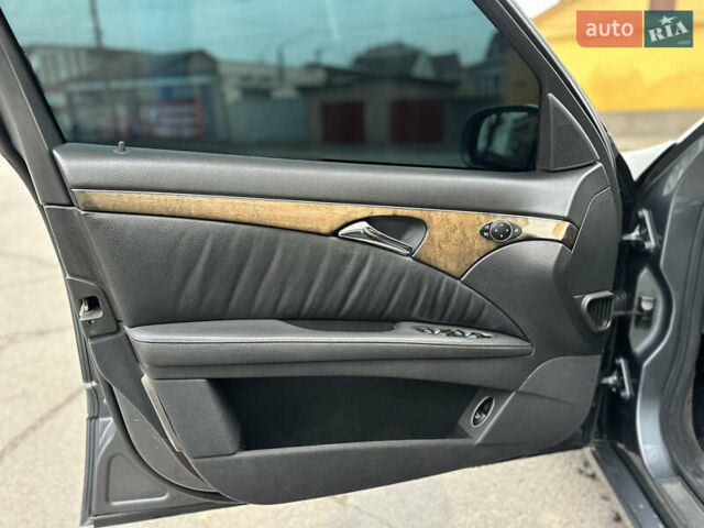 Серый Мерседес Е-Класс, объемом двигателя 3 л и пробегом 362 тыс. км за 8500 $, фото 27 на Automoto.ua