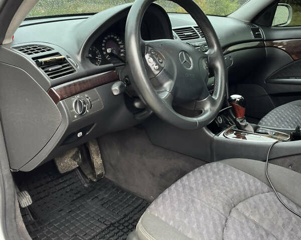 Сірий Мерседес Е-Клас, об'ємом двигуна 2.15 л та пробігом 448 тис. км за 6500 $, фото 15 на Automoto.ua