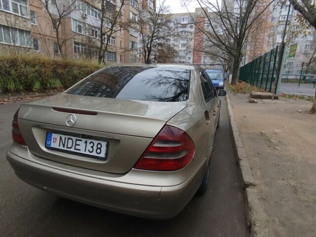 Сірий Мерседес Е-Клас, об'ємом двигуна 2 л та пробігом 500 тис. км за 3450 $, фото 4 на Automoto.ua
