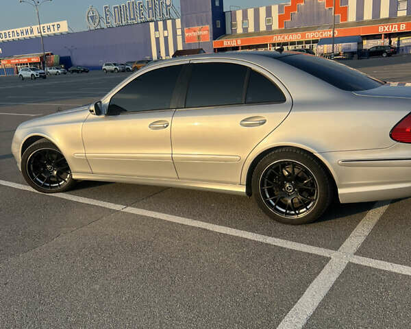 Серый Мерседес Е-Класс, объемом двигателя 3 л и пробегом 381 тыс. км за 10000 $, фото 3 на Automoto.ua