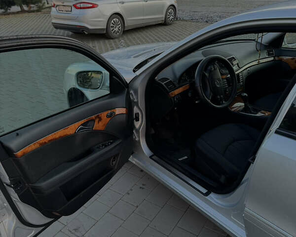 Сірий Мерседес Е-Клас, об'ємом двигуна 2.15 л та пробігом 295 тис. км за 9300 $, фото 12 на Automoto.ua