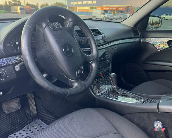 Серый Мерседес Е-Класс, объемом двигателя 3 л и пробегом 381 тыс. км за 10000 $, фото 13 на Automoto.ua