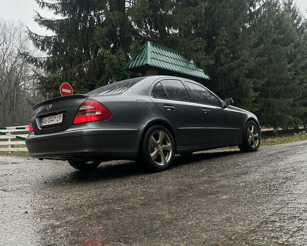 Серый Мерседес Е-Класс, объемом двигателя 3 л и пробегом 295 тыс. км за 9000 $, фото 1 на Automoto.ua