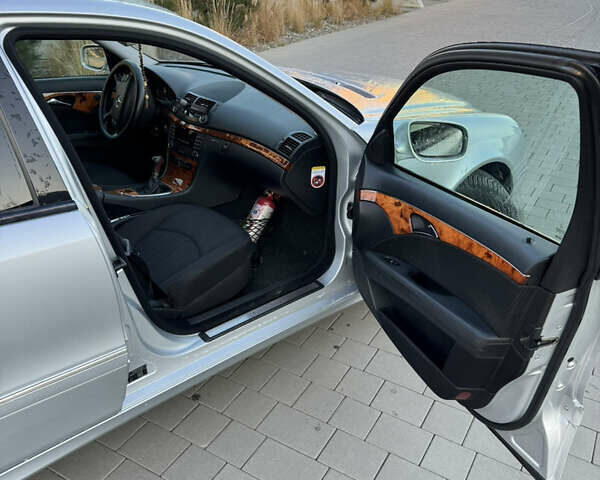 Сірий Мерседес Е-Клас, об'ємом двигуна 2.15 л та пробігом 295 тис. км за 9300 $, фото 13 на Automoto.ua