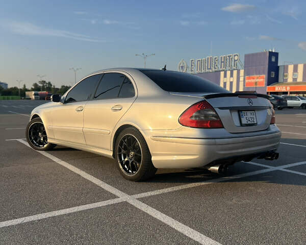 Серый Мерседес Е-Класс, объемом двигателя 3 л и пробегом 381 тыс. км за 10000 $, фото 4 на Automoto.ua