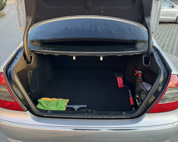 Сірий Мерседес Е-Клас, об'ємом двигуна 2.15 л та пробігом 295 тис. км за 9300 $, фото 9 на Automoto.ua