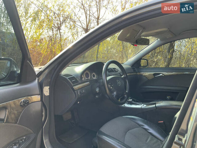 Сірий Мерседес Е-Клас, об'ємом двигуна 2.99 л та пробігом 295 тис. км за 9400 $, фото 17 на Automoto.ua