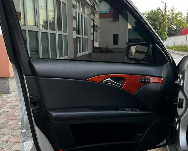 Серый Мерседес Е-Класс, объемом двигателя 1.8 л и пробегом 326 тыс. км за 8000 $, фото 13 на Automoto.ua