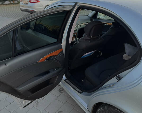 Сірий Мерседес Е-Клас, об'ємом двигуна 2.15 л та пробігом 295 тис. км за 9300 $, фото 11 на Automoto.ua