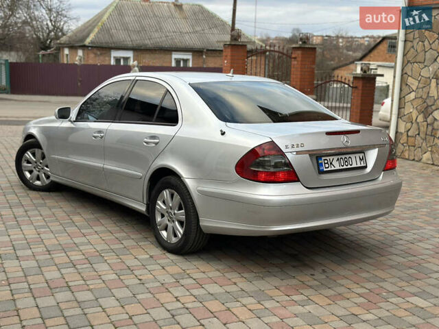 Сірий Мерседес Е-Клас, об'ємом двигуна 2.2 л та пробігом 319 тис. км за 7200 $, фото 1 на Automoto.ua
