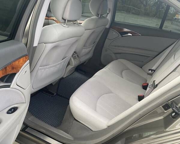 Мерседес Е-Класс 2007 в Кривом Роге на Automoto.ua Серый Мерседес Е-Класс, объемом двигателя 2.15 л и пробегом 440 тыс. км за 8500 $, фото 15 на Automoto.ua