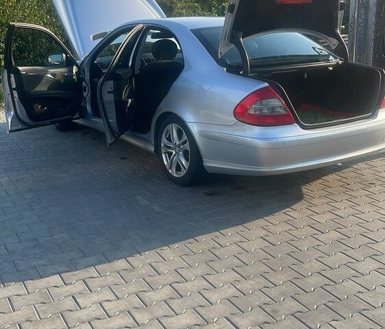 Серый Мерседес Е-Класс, объемом двигателя 2.2 л и пробегом 275 тыс. км за 10800 $, фото 1 на Automoto.ua