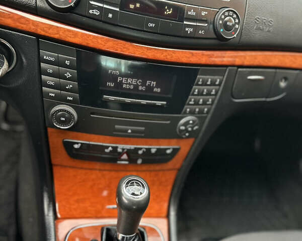 Сірий Мерседес Е-Клас, об'ємом двигуна 2.2 л та пробігом 319 тис. км за 7200 $, фото 17 на Automoto.ua