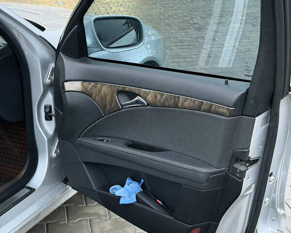 Сірий Мерседес Е-Клас, об'ємом двигуна 2.1 л та пробігом 278 тис. км за 10800 $, фото 9 на Automoto.ua