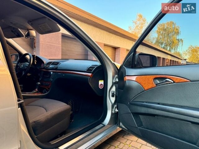 Серый Мерседес Е-Класс, объемом двигателя 2.2 л и пробегом 235 тыс. км за 11800 $, фото 22 на Automoto.ua