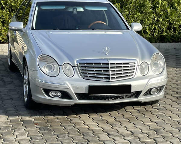 Серый Мерседес Е-Класс, объемом двигателя 2.1 л и пробегом 366 тыс. км за 11000 $, фото 6 на Automoto.ua