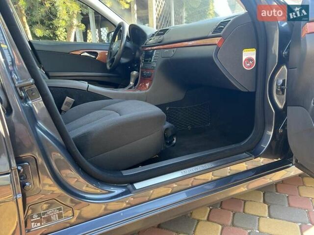 Серый Мерседес Е-Класс, объемом двигателя 2.2 л и пробегом 258 тыс. км за 11999 $, фото 26 на Automoto.ua