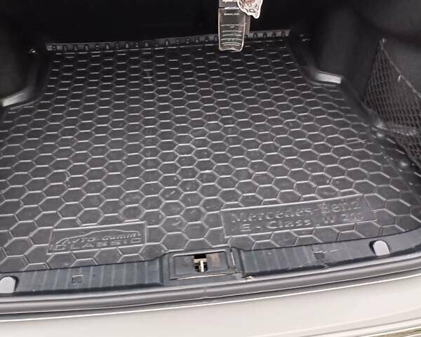 Серый Мерседес Е-Класс, объемом двигателя 2.15 л и пробегом 259 тыс. км за 10400 $, фото 39 на Automoto.ua