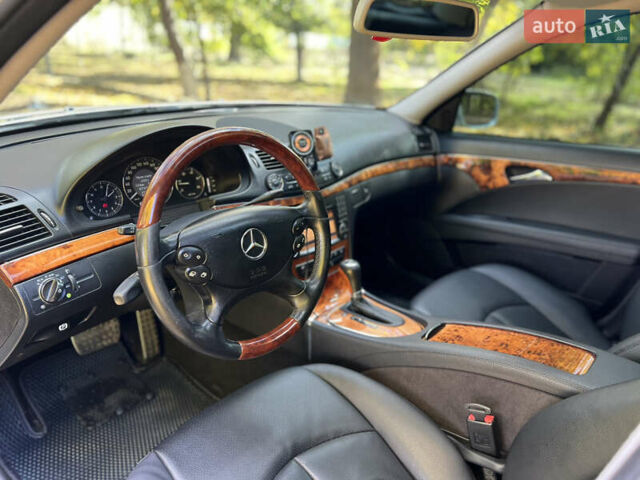 Серый Мерседес Е-Класс, объемом двигателя 2.2 л и пробегом 345 тыс. км за 11300 $, фото 6 на Automoto.ua