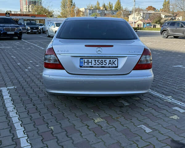 Серый Мерседес Е-Класс, объемом двигателя 3 л и пробегом 240 тыс. км за 15000 $, фото 4 на Automoto.ua