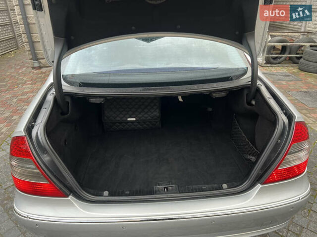 Мерседес Е-Клас 2008 у Костополе на Automoto.ua Сірий Мерседес Е-Клас, об'ємом двигуна 3 л та пробігом 295 тис. км за 11000 $, фото 15 на Automoto.ua