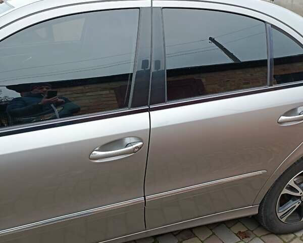 Серый Мерседес Е-Класс, объемом двигателя 2.15 л и пробегом 259 тыс. км за 10400 $, фото 3 на Automoto.ua