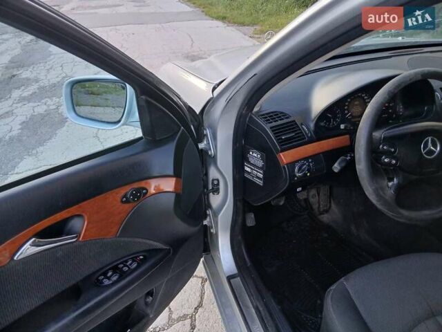 Сірий Мерседес Е-Клас, об'ємом двигуна 2.2 л та пробігом 300 тис. км за 2850 $, фото 8 на Automoto.ua