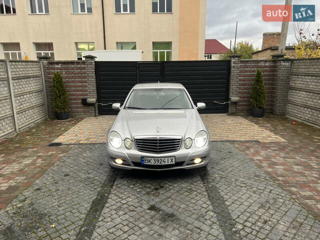 Мерседес Е-Клас 2008 у Костополе на Automoto.ua Сірий Мерседес Е-Клас, об'ємом двигуна 3 л та пробігом 295 тис. км за 11000 $, фото 1 на Automoto.ua