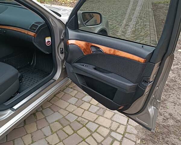 Серый Мерседес Е-Класс, объемом двигателя 2.15 л и пробегом 259 тыс. км за 10400 $, фото 17 на Automoto.ua